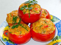 Запеченные помидоры с брынзой и чесноком | Фото с сайта www.vinoge.com