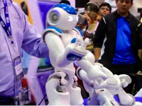Роботы соревнуются в беге, дерутся и разговаривают на выставке в Мехико