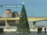 Новогодняя елка установлена на границе Азии с Европой