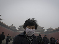 В Пекине начали продавать воздух в бутылках | Фото EPA/UPG