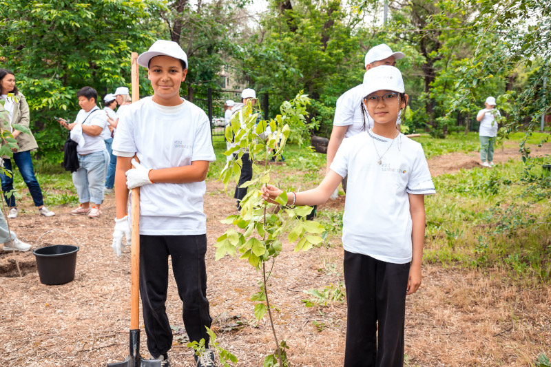  Казахстанские школьники высадят 600 деревьев 