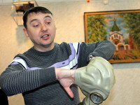 Иващенко Д.П. показывает детям, как пользоваться противогазом